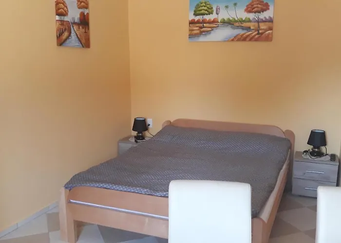 아파트 Andi Pacir